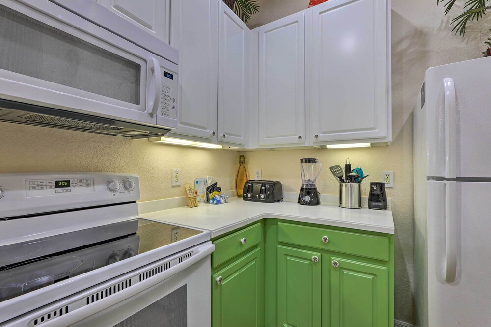 Vibrant Condo w/ Pool Access: 11 Mi to Disney