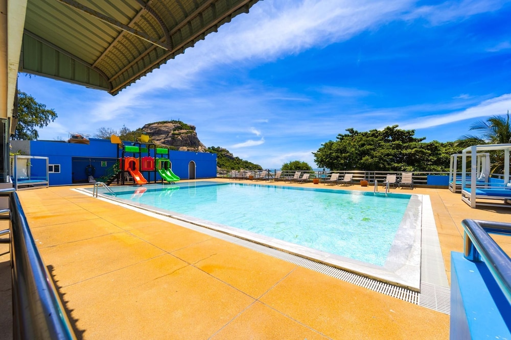 Beachfront Studio Condo-Seaview BW1