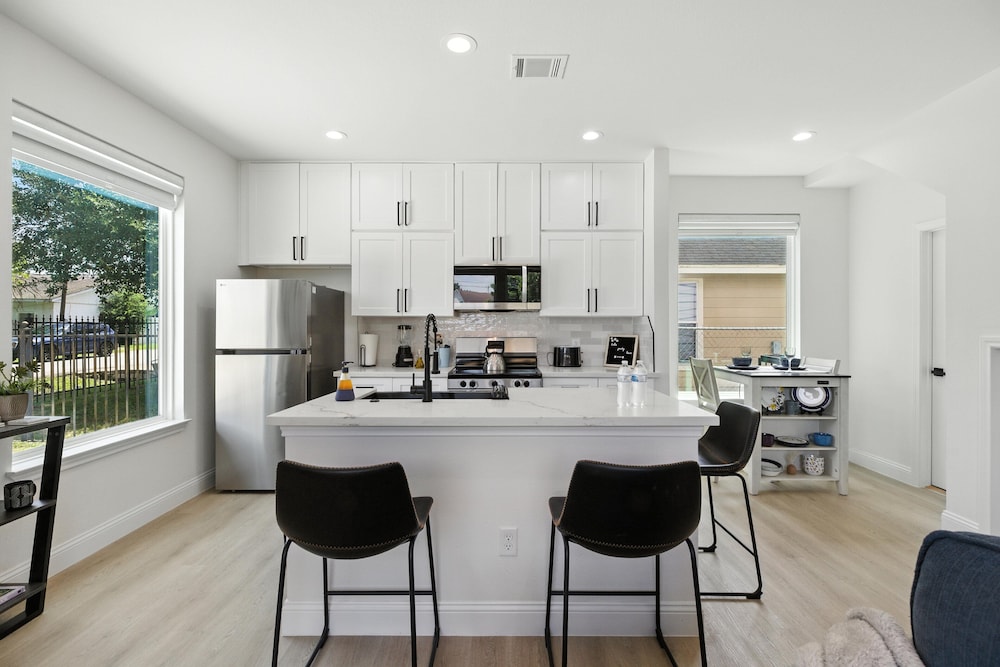 Houston Cozy Retreat 3br 3ba Downtown Views 3 Bedroom Duplex