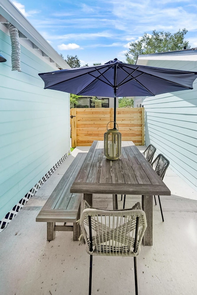 Newly Renovated Whimsical Cottage 2 Beds Hot Tub
