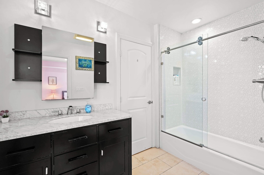 Luxury Estate With Sparkling Pool & Elegant Amenities