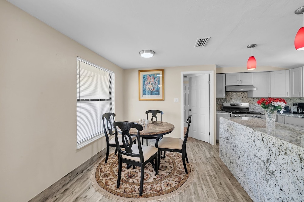 Elwood Park Gem: Spacious 3br Prime Location 3 Bedroom Home