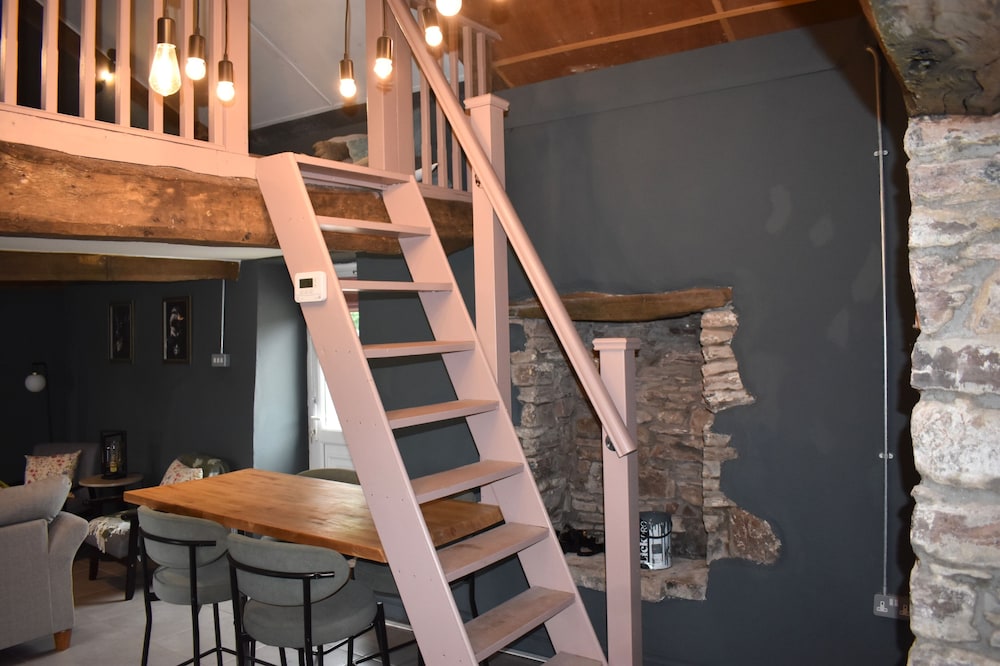 Ty Llaeth 2-bed Cottage, Sleeps 4, Pet Friendly