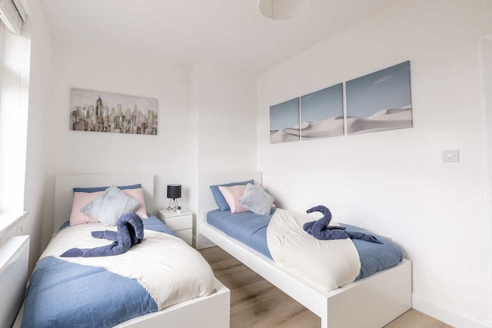 Free Parking - 4 Bedroom House