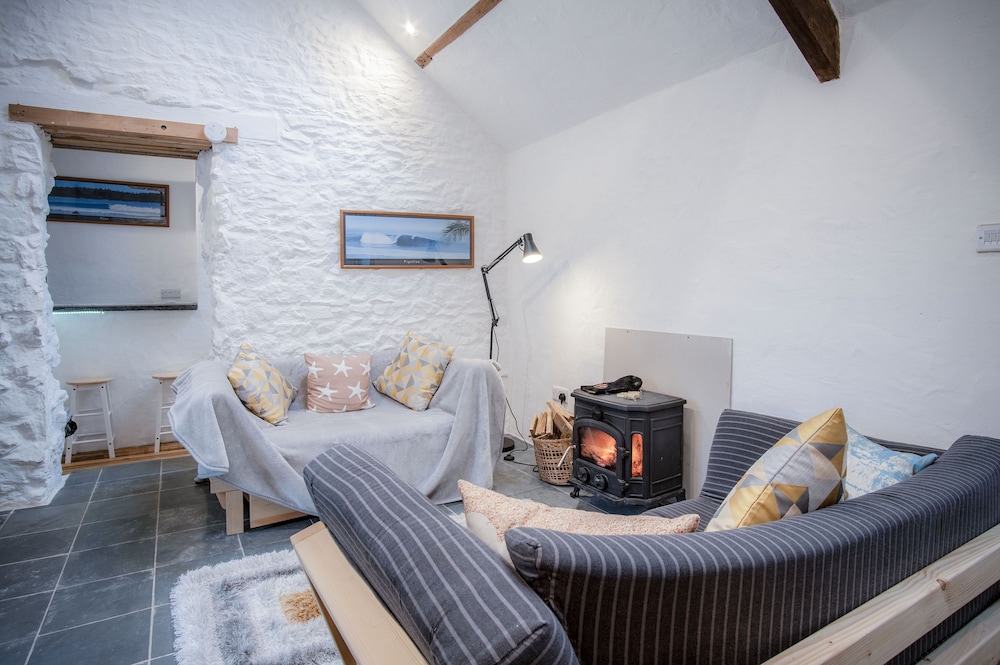 Pembroke Vacations - The Anchor Light - 1 Bed - Freshwest Beach Retreat - Property Image 1