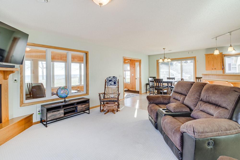 Lakefront Aitkin Home w/ Sunroom: Walk to Beach! view 4
