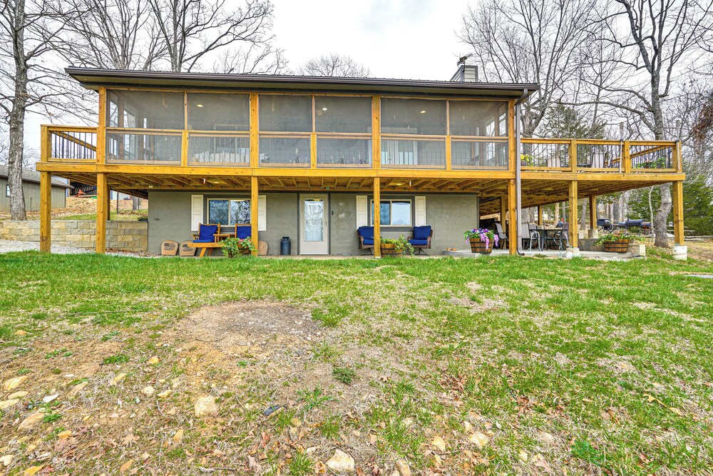 Truman Lake Retreat: Large Deck & On-site Fishing!