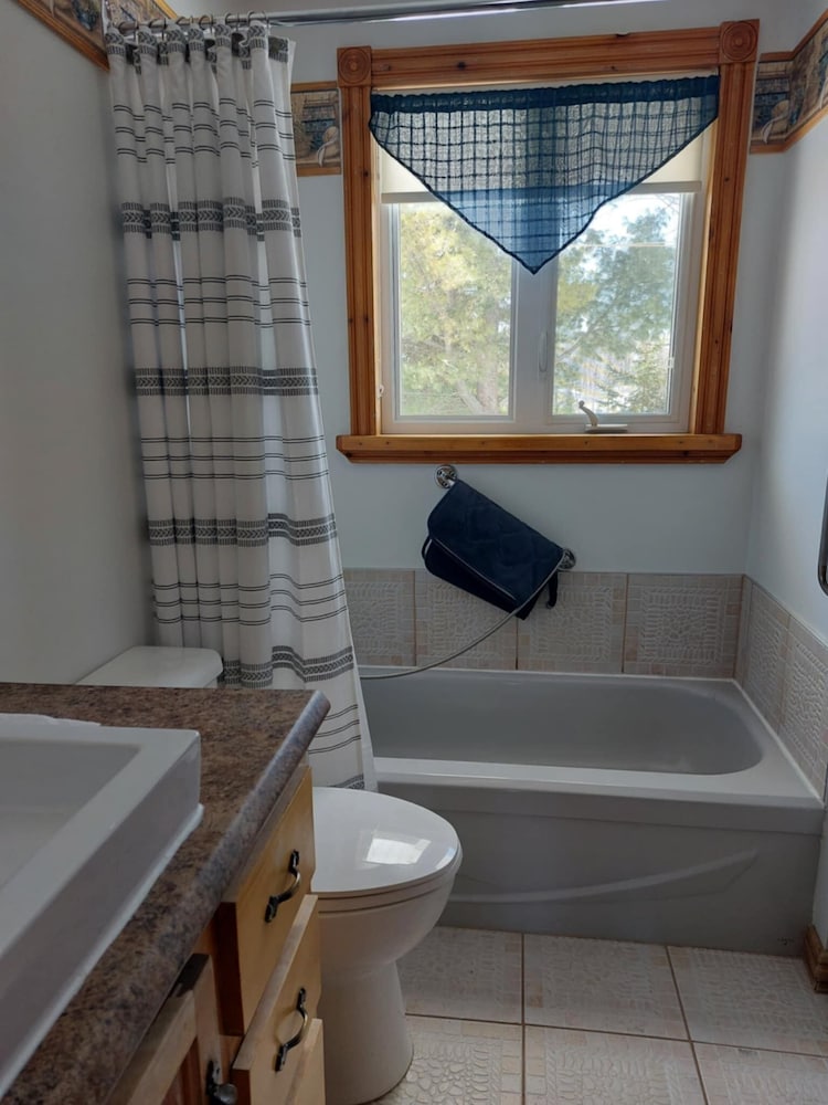 Saguenay-lac-saint-jean Getaway 3-bedroom Holiday Cottage With Garden View
