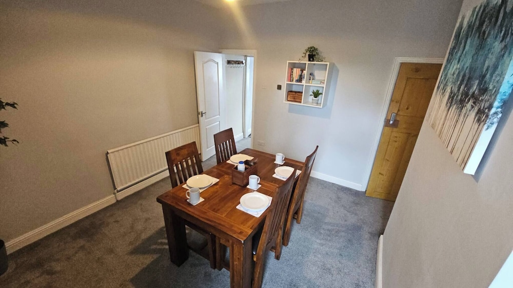 Charming 3-bedroom Home in Doncaster, Perfect for Family, Friends & Contractors