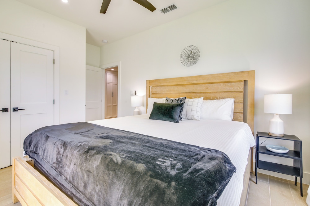Stylish Brownsville Stay: Coastal Day Trips!