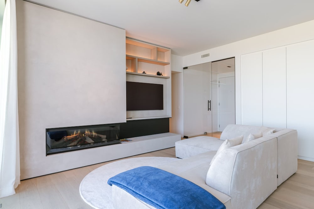 Huswell - Minimalist Coastal Luxury Panoramic View