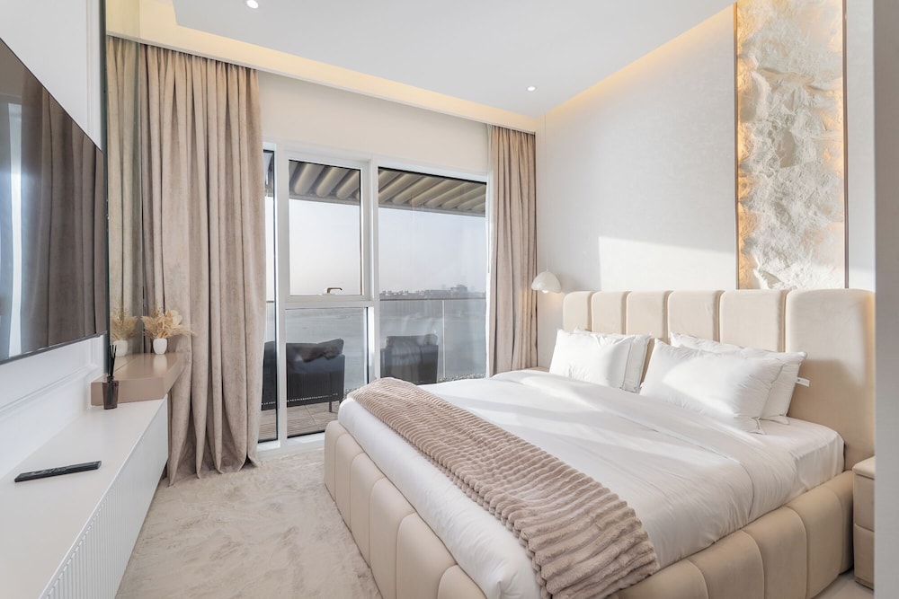 Grand Marina Bleu I Private Beach & Views I PS5 I Infinity Pool I by Skyline Serenity