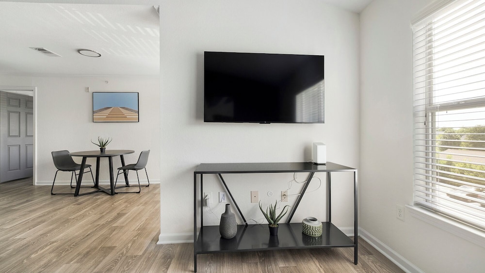 Landing Beautiful 1bd, Courtyard, Clubhouse