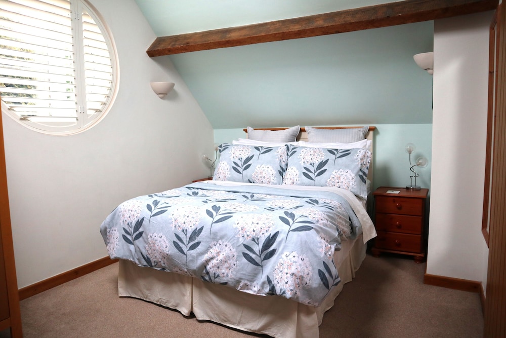 Knutsford Vacations - Charming 2-bed Cottage, Beautiful Views, Knutsford - Property Image 2