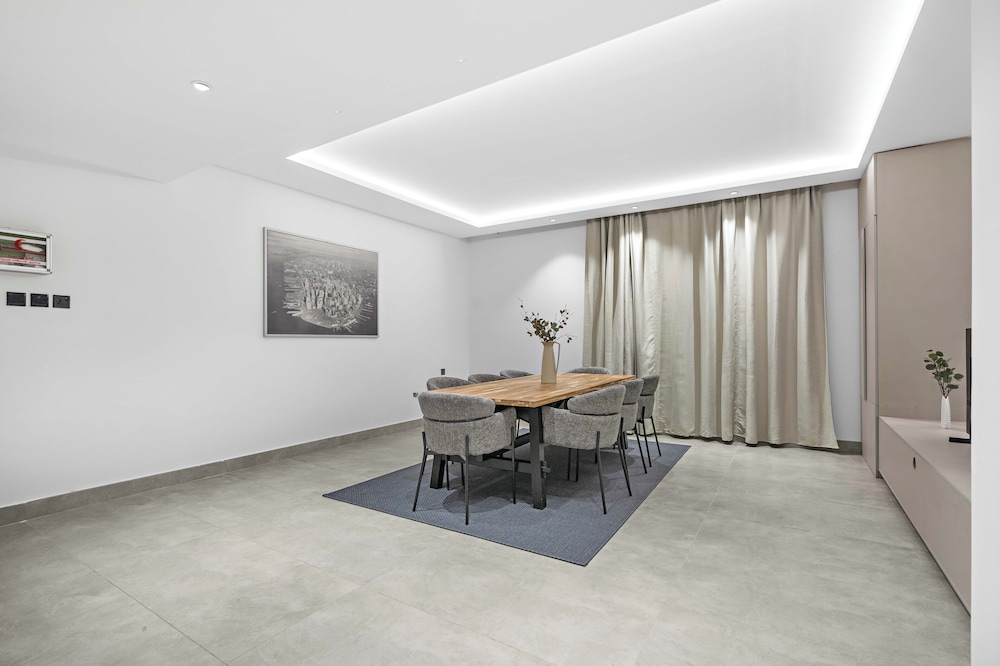Silkhaus Rose Residency 36