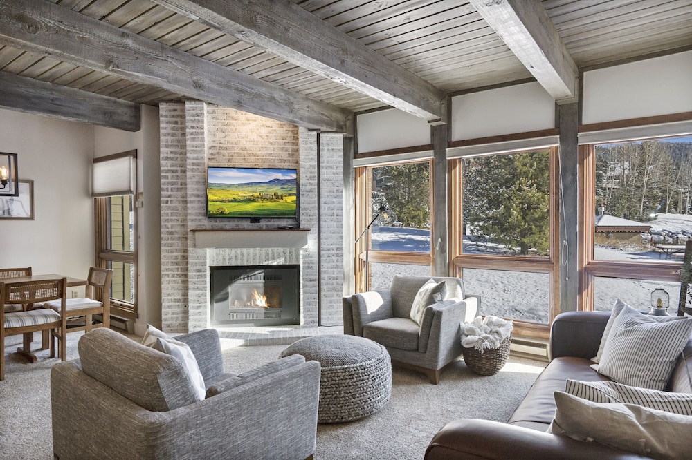 Lodge B209 Condo Walk to Gondola by RedAwning view 3
