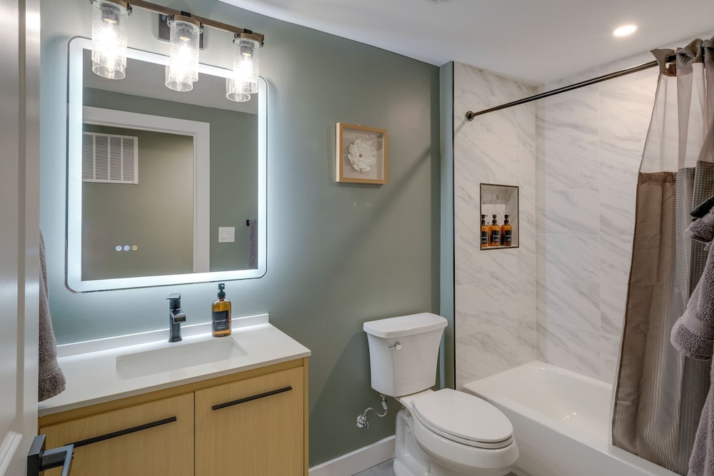 Family Friendly: Modern Retreat in Fort Washington