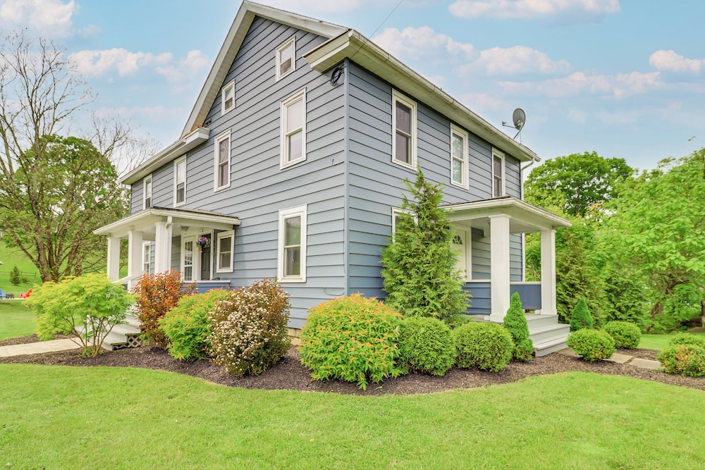 Ski, Hike & Fish: Pet-friendly Home in Saylorsburg