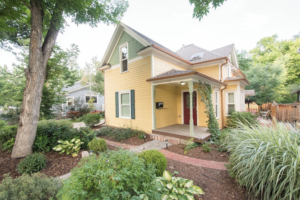 Spacious Old Town Home Walk to Dining & Culture!