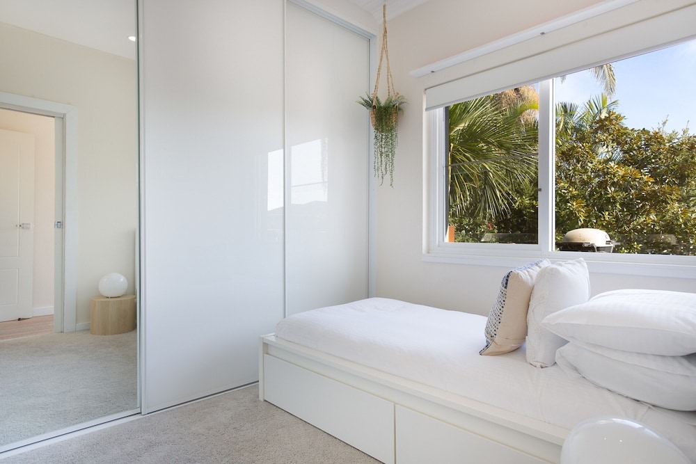 Idyllic 4-bed Home With Alfresco Area Near Beach