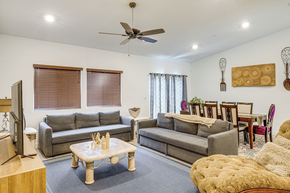 9 Mi to Dtwn Bakersfield: Pet-friendly Home