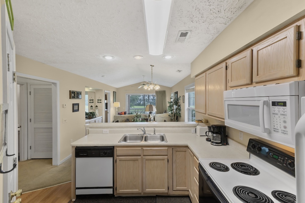 River Oaks 2i 2 Bedroom Condo