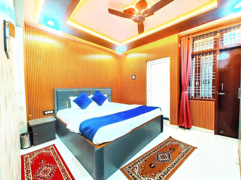Hotel R K Villa 700 mtr Vishwanth Temple