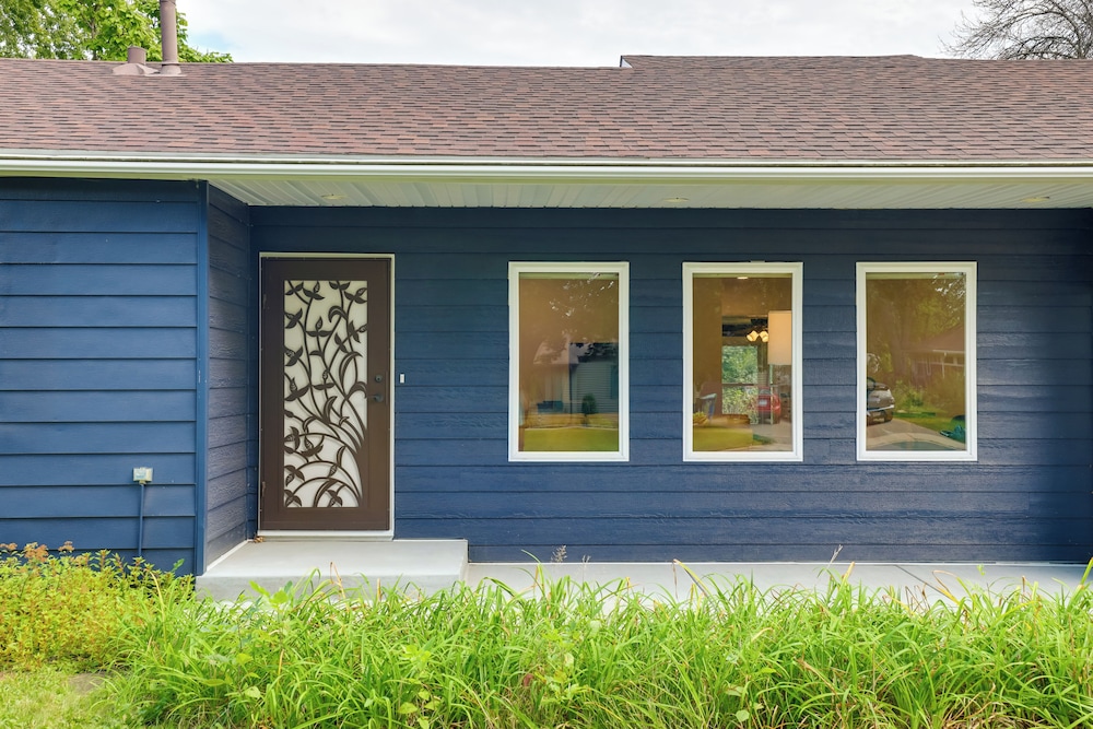 Home 8 Mi to Dtwn Minneapolis! Pet-friendly Yard