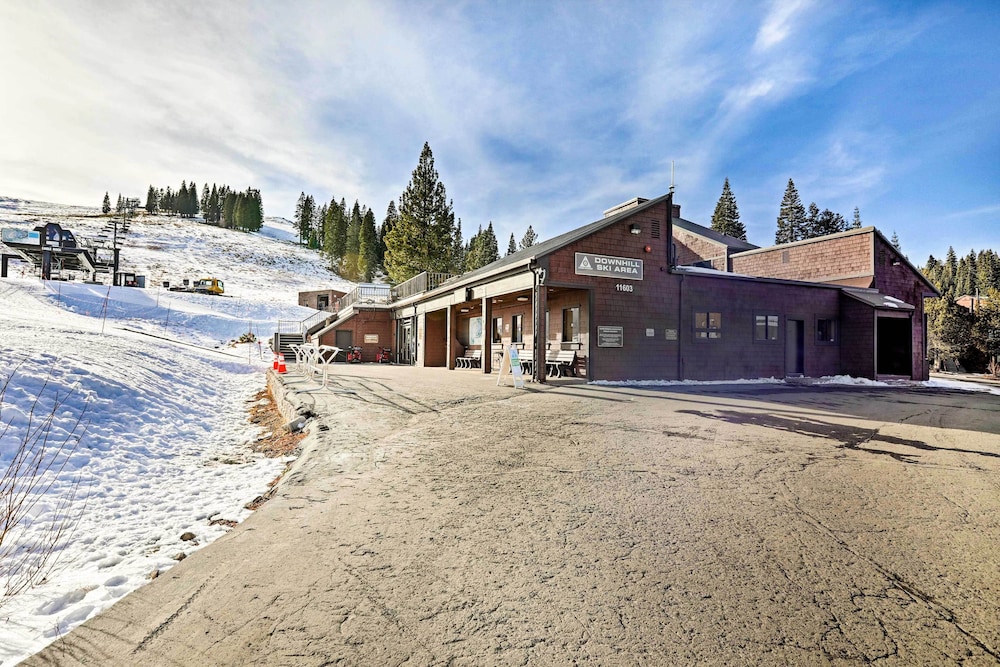 Luxurious Tahoe Donner Home w/ Golf Course Views! view 3