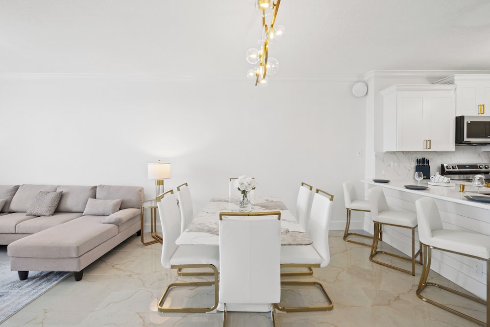 Twin Palms by Book That Condo