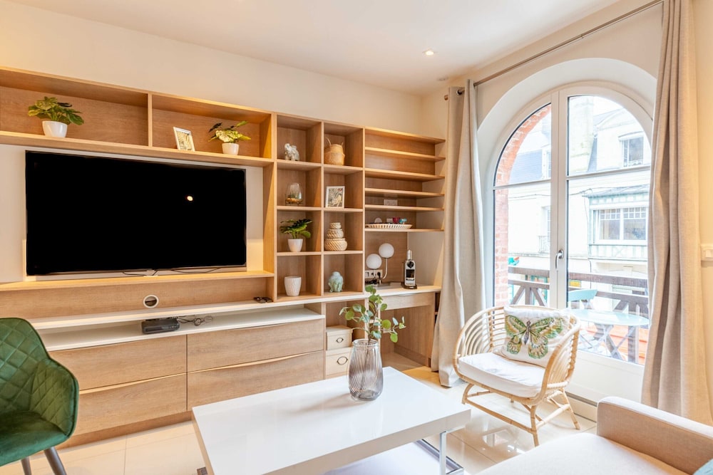High-end 75m2 Apartment - Place Morny