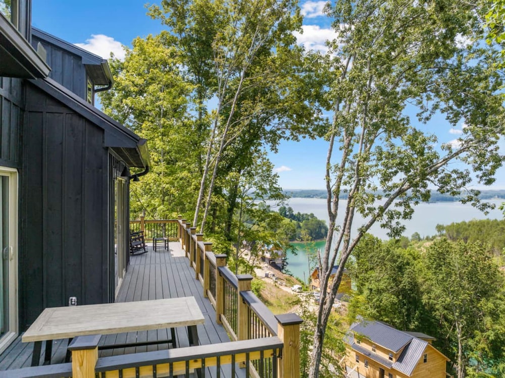 Luxury Cabin Lake Views EV Charger Game Room