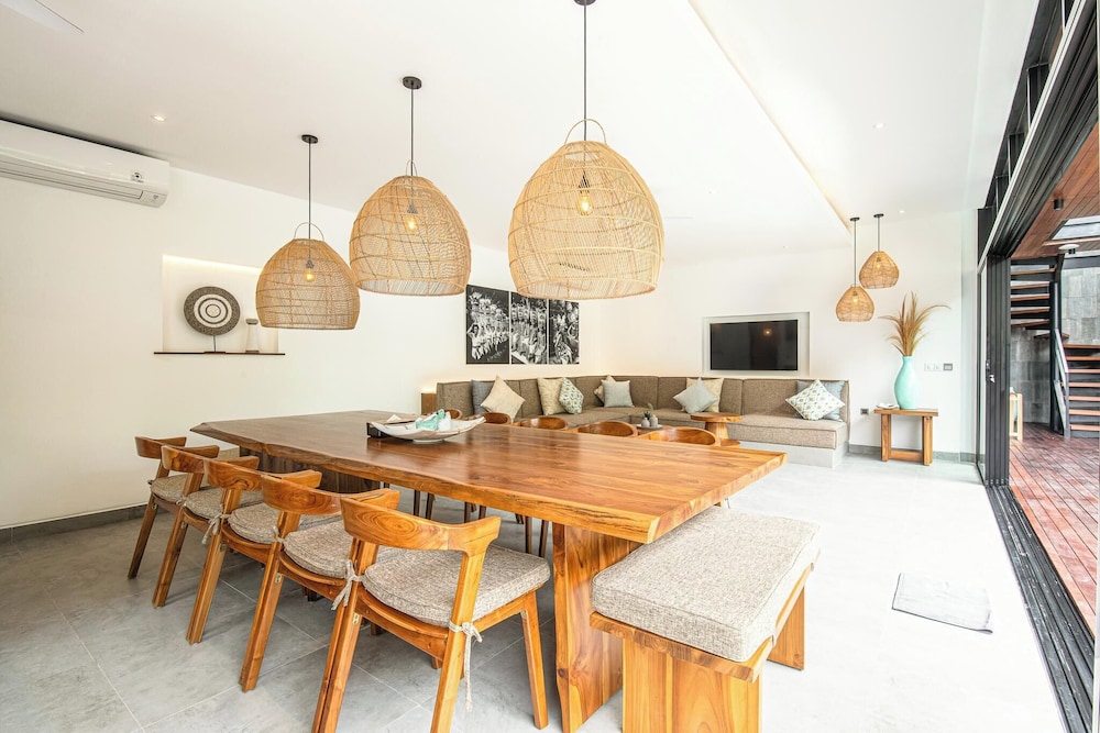 Elegant 6BR Canggu Villa Steps From the Ocean