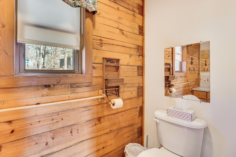 Table Rock Lake Cabin w/ Waterfront Views!