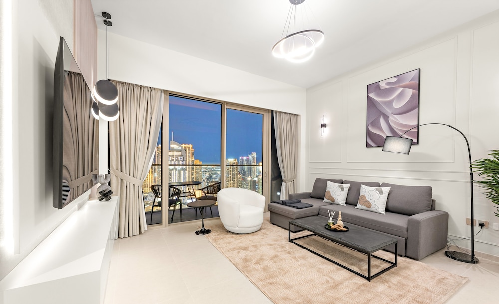 SML Vacation Homes - Sky High Apartments with Burj Khalifa and Dubai Fountain Views @ Grande Signature, Downtown Dubai