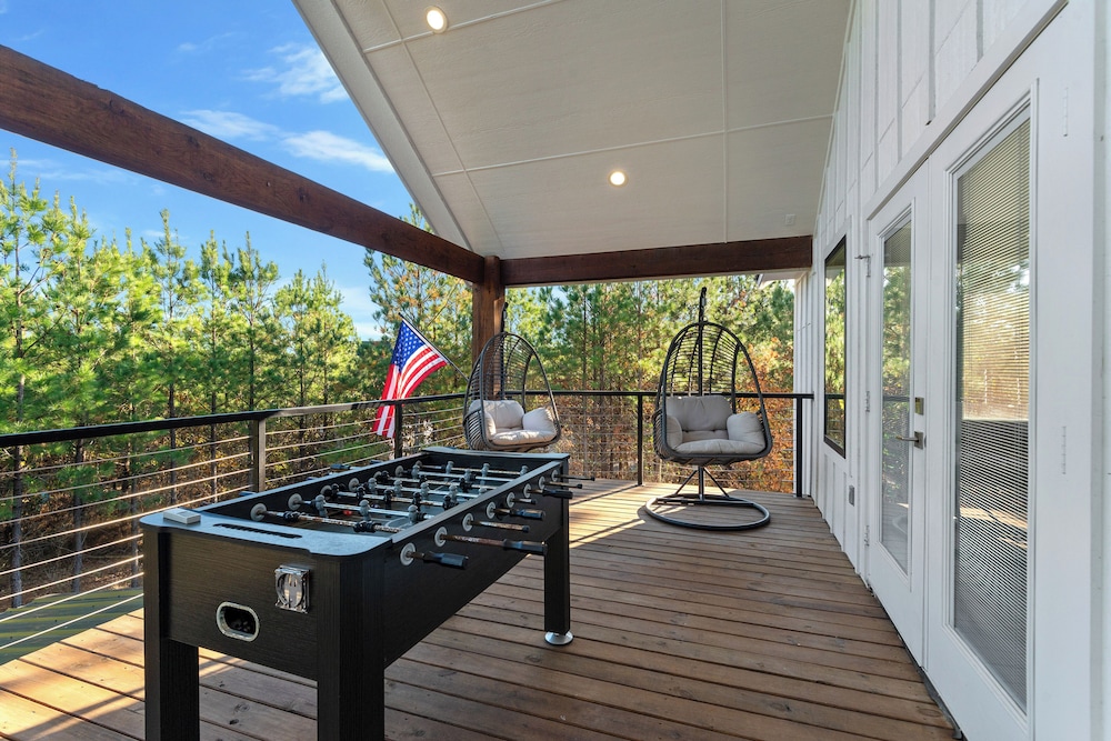 3 Mi to Lake: Cabin w/ Hot Tub in Broken Bow!