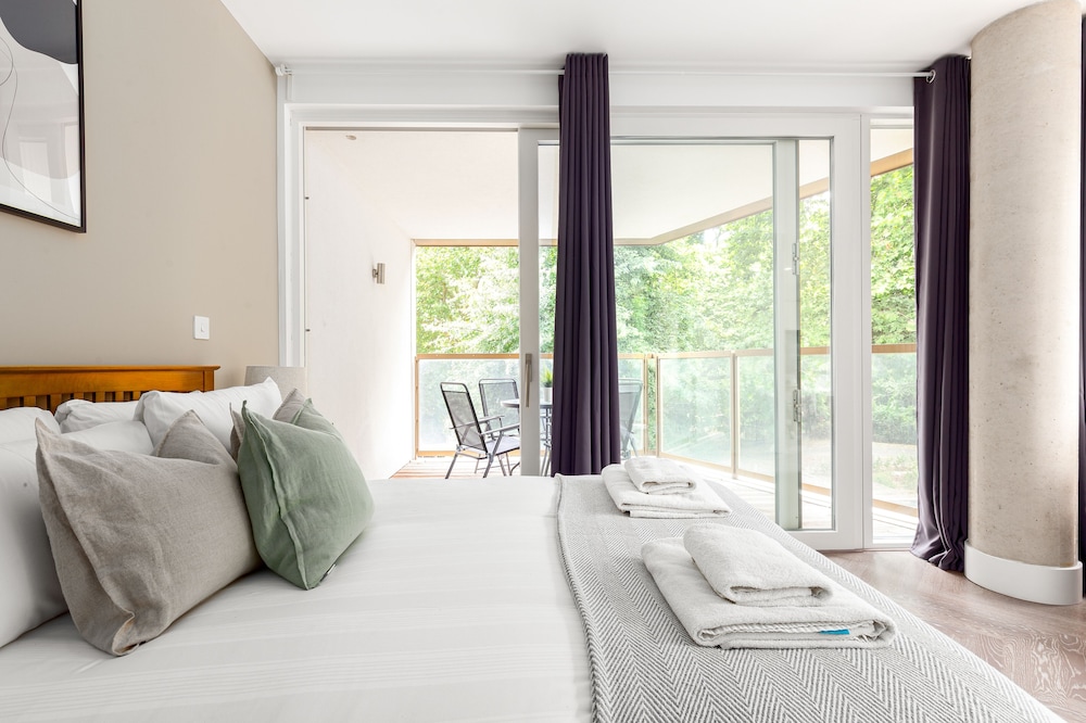 Luminous 2 Bed Balcony Flat in Islington