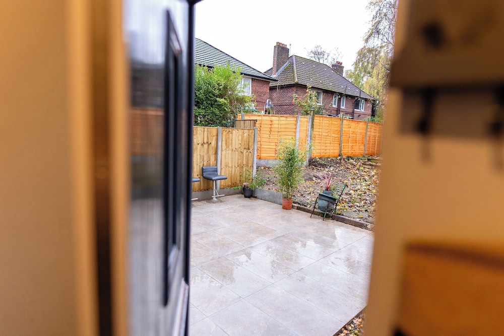 Beautiful Wythenshawe Home Near Airport With Garden & Parking Sleeps 5
