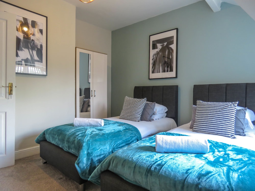 Tudors eSuites Birmingham Townhouse for Contractors view 2