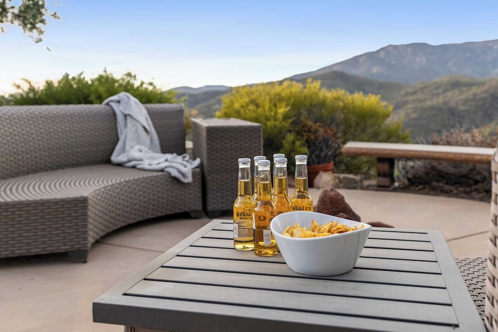 Hilltop Estate w/ Pool, Hot Tub, Fire Pit, Views Cleveland Vista by Avantstay