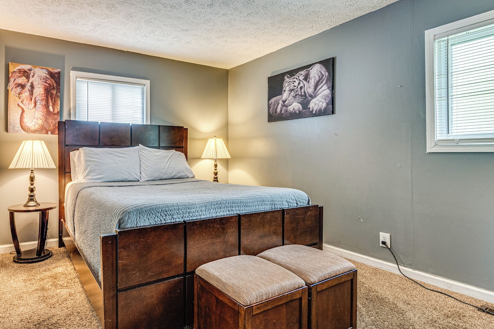 8 Mi to Dtwn Indianapolis: Family Home w/ Yard!
