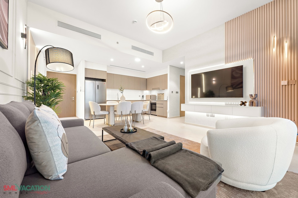 SML Vacation Homes - Sky High Apartments with Burj Khalifa and Dubai Fountain Views @ Grande Signature, Downtown Dubai