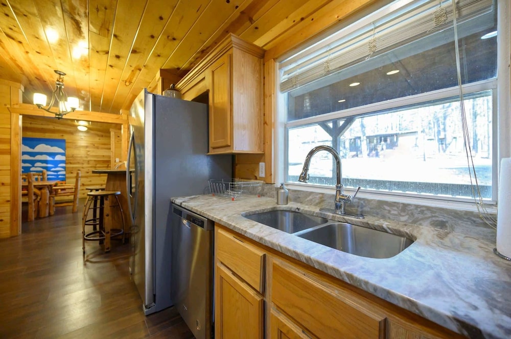Outlaw Rose Cabin for 8!
