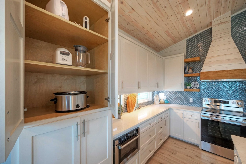 Deja Blue Coastal Retreat w/ Pool, Firepit, BBQ & Outdoor TV Lounge