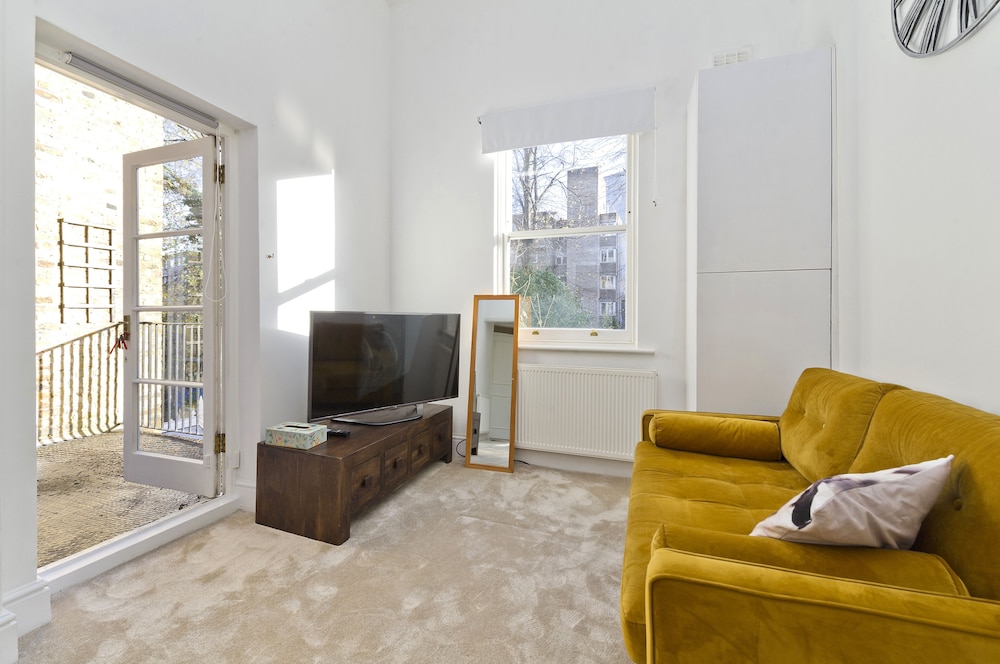 Bright one Bedroom Apartment With Balcony in Maida Vale by Underthedoormat