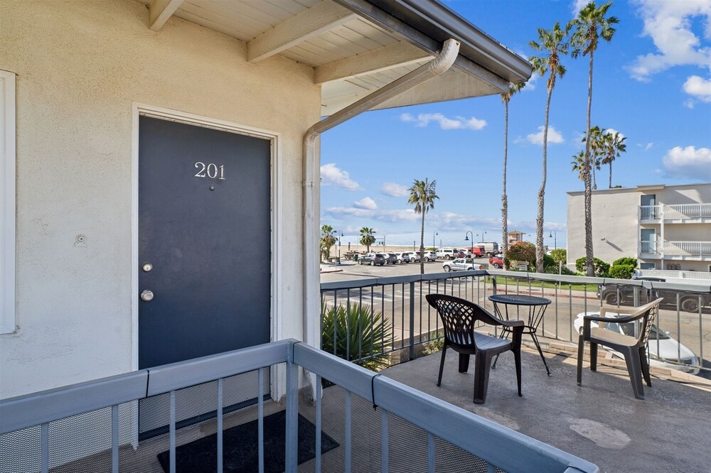 Beautiful 2 Bed Beach Condo #201 2 Bedroom Condo by Sunset Shores Condominiums