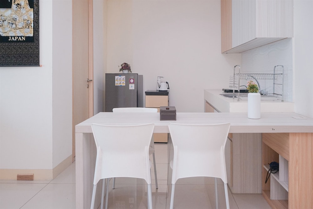 Modern Look And Homey 2Br Apartment Tree Park City Bsd