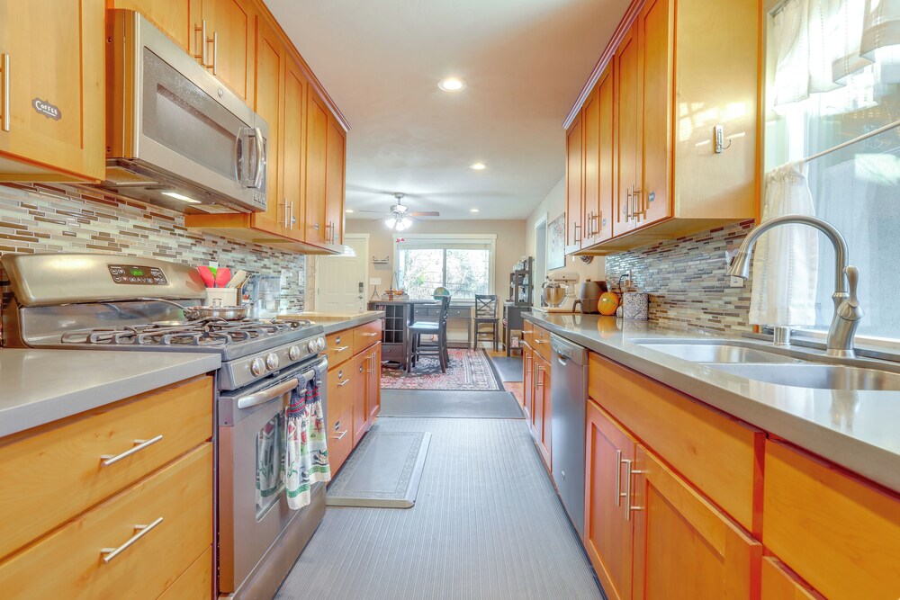 4 Mi to Dtwn Grass Valley: Forest Oasis w/ Hot Tub