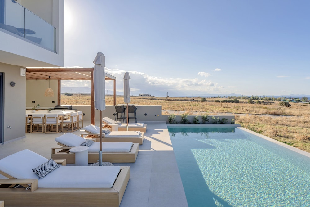 Villa Luxury Heaven - With Heated Pool
