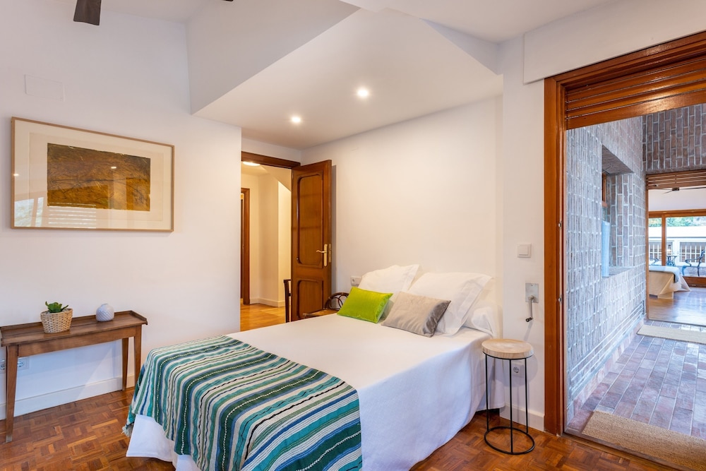 6 Bd Villa With Swimming Pool Close to City Center - Casa del Cadí view 5